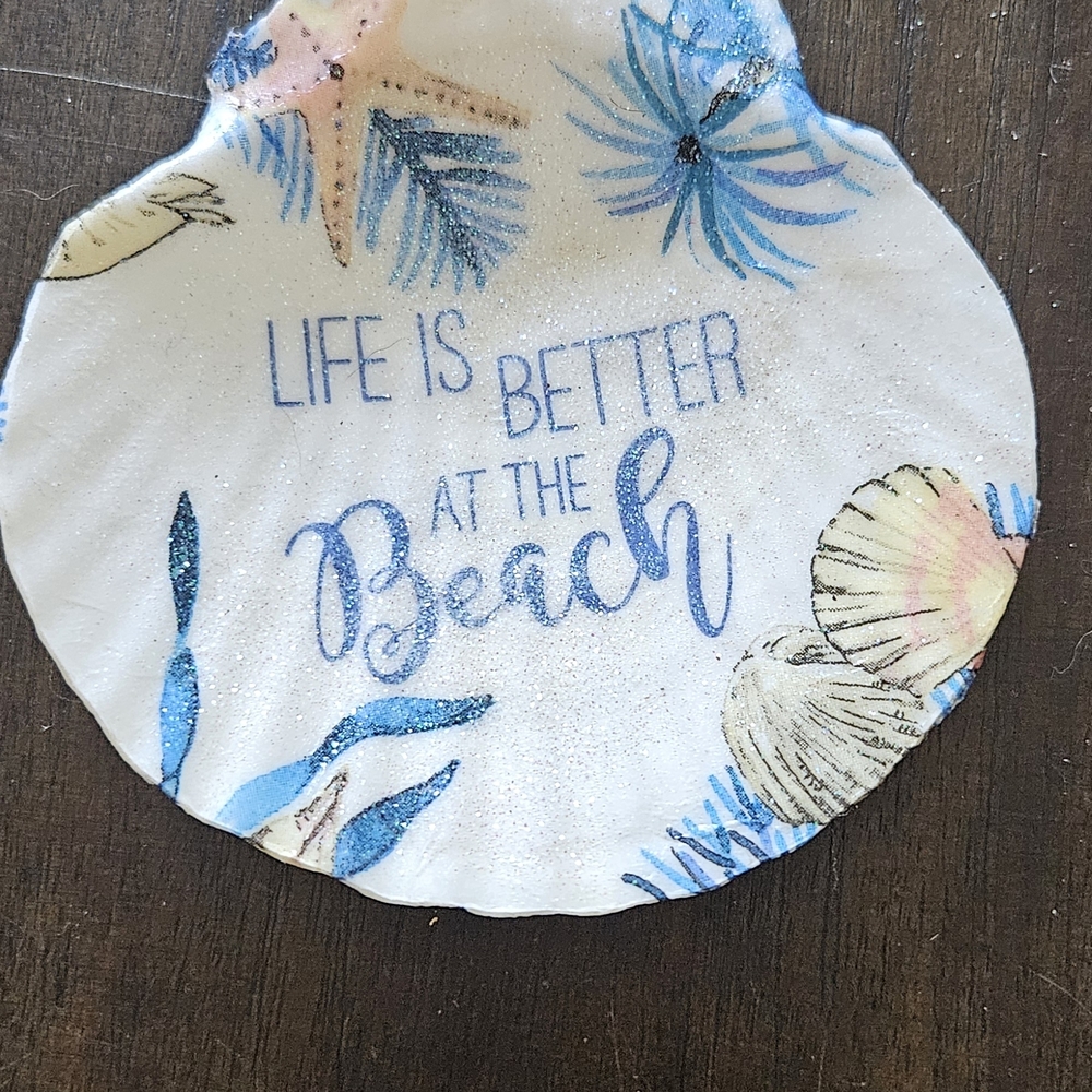 Decorative Beach-Themed Shell Plate